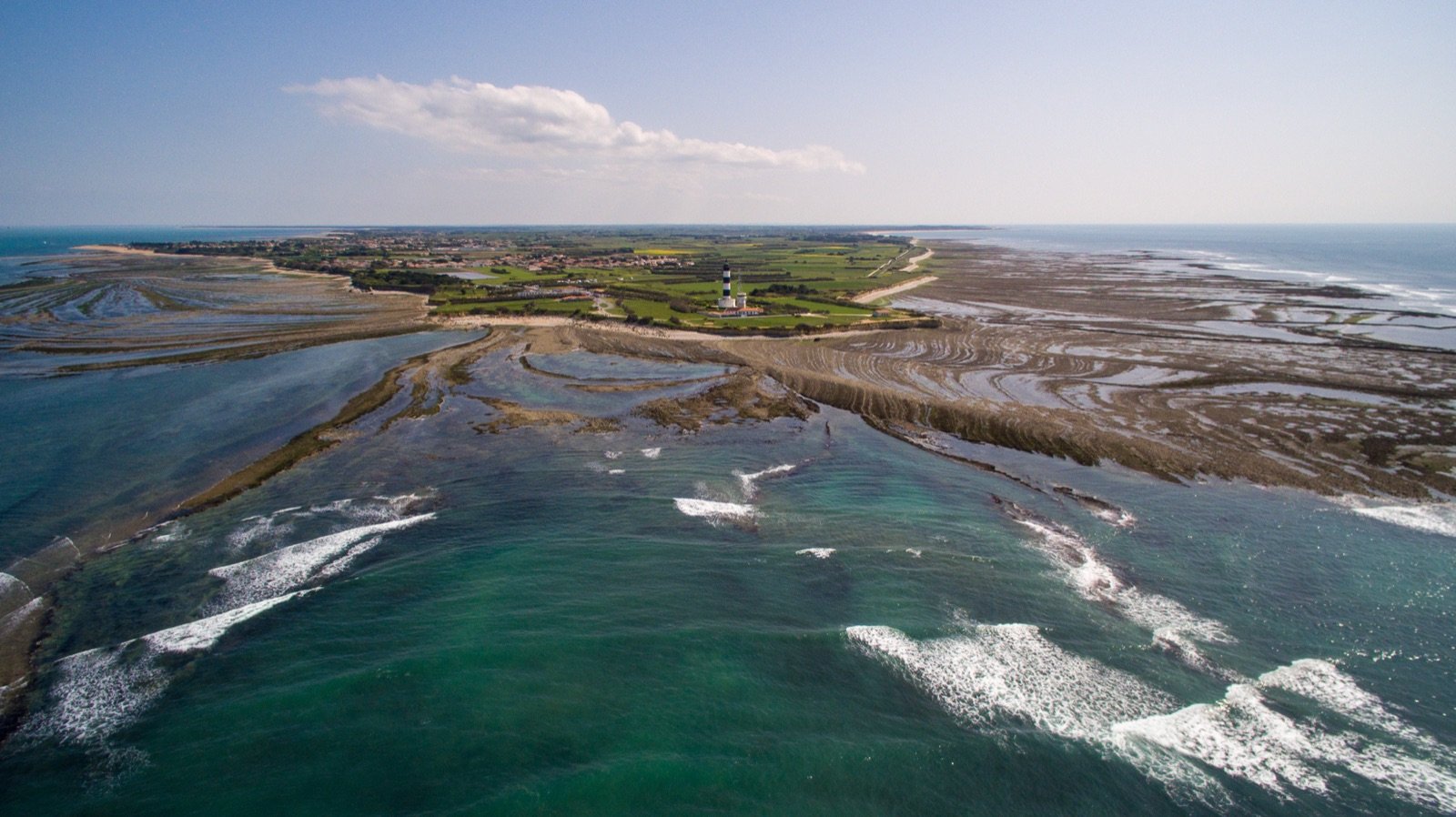 Phare vu du ciel sur la presqu'île — Phare de la Coubre